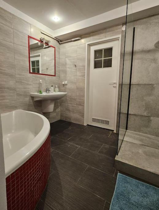 Apartament Przestronny Z Szybkim Wifi